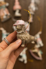 Іграшка на ялинку Собачка в рожевій кепці 7.5*3*7см