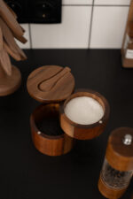 Подвійна деревʼяна ємність з ложкою