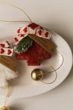 Іграшка підвіска, ялинка з дзвіночком, червона