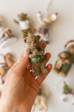 Іграшка на ялинку Ведмедик-Янгол 8см, зелена кофтинка