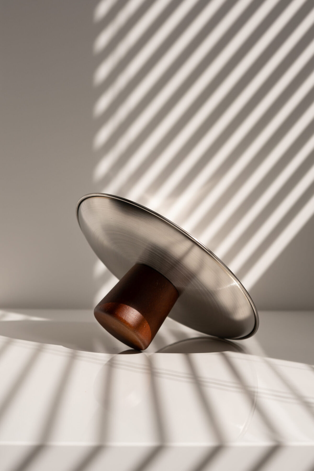 Підставка з нержавійки на деревʼяній ніжці 23 см - Image 2