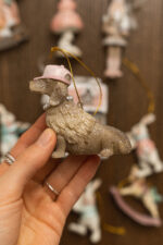 Іграшка на ялинку Собачка в рожевій кепці 7.5*3*7см - Зображення 3