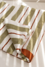 Рушник махровий смугастий (хакі з теракотовим кантом) 70х140 см