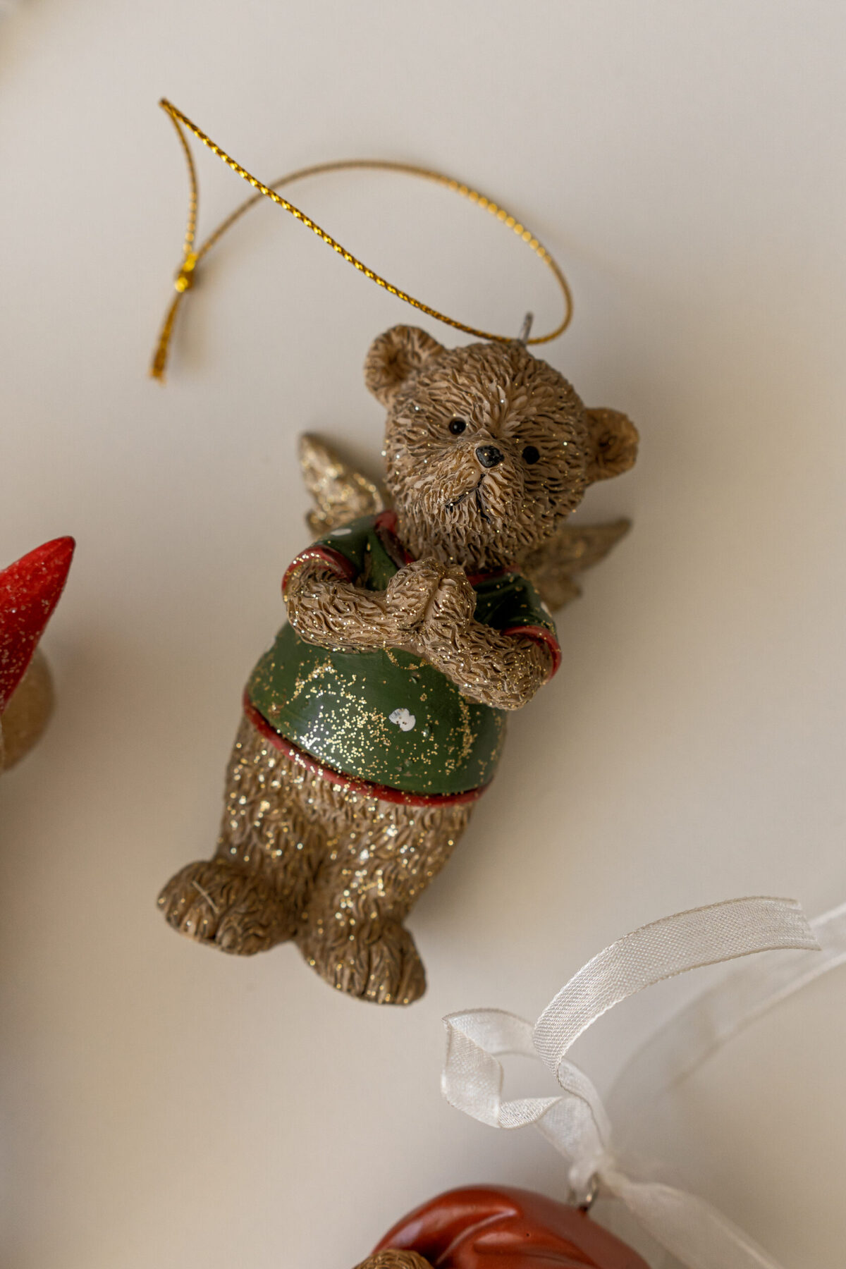 Іграшка на ялинку Ведмедик-Янгол 8см, зелена кофтинка - Зображення 2