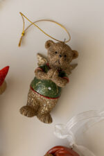 Іграшка на ялинку Ведмедик-Янгол 8см, зелена кофтинка - Зображення 2