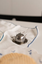 Заварник у формі чайника з блюдцем