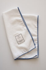 Серветка з синім обрамленням 50х30 см