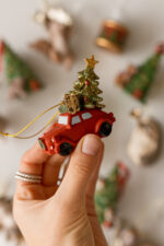 Іграшка на ялинку, машинка з ялинкою, червона 7 см