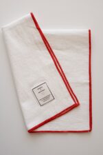 Серветка з червоним обрамленням 50х30 см