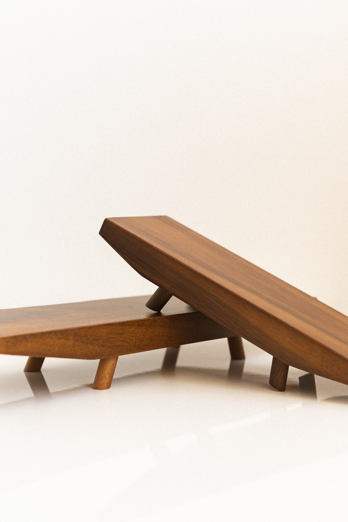 Деревʼяна таця на ніжках 33 см - Зображення 3