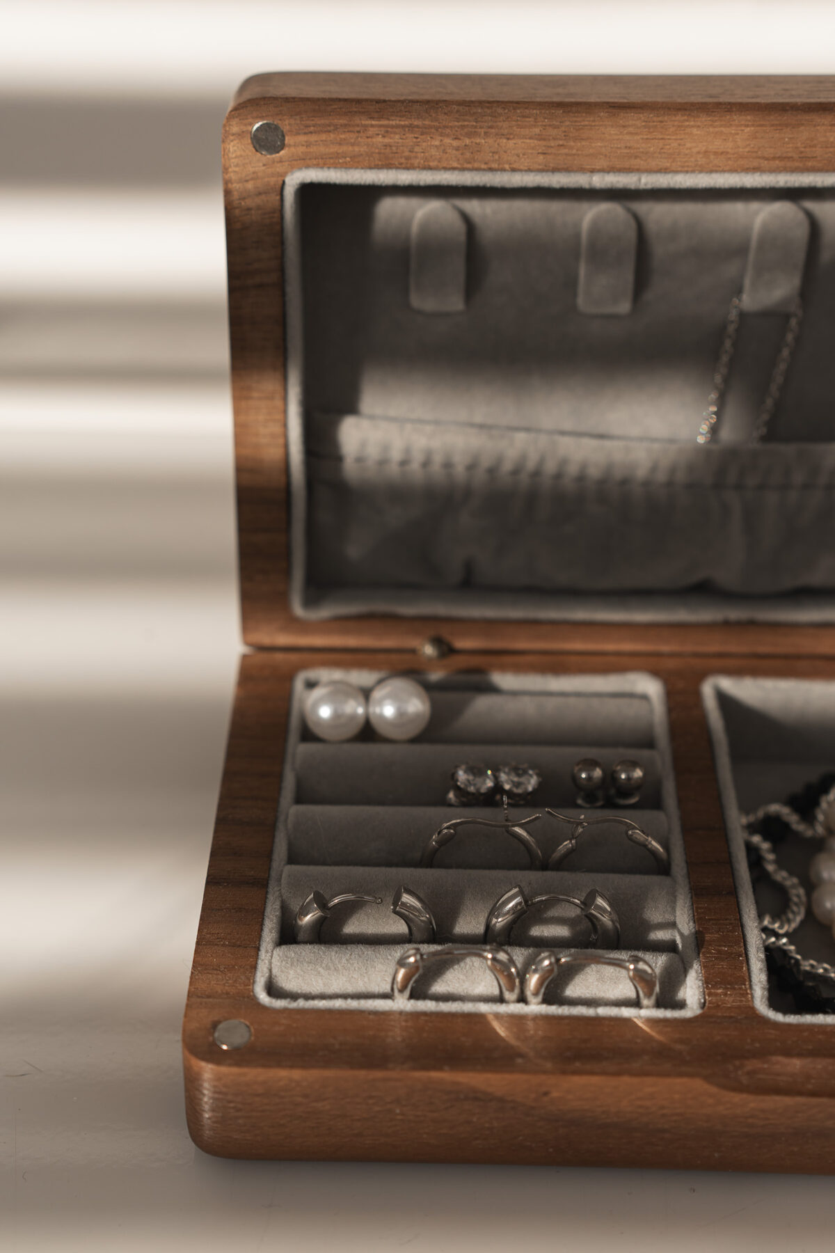 Деревʼяний органайзер для прикрас - Зображення 3