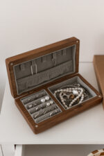 Деревʼяний органайзер для прикрас